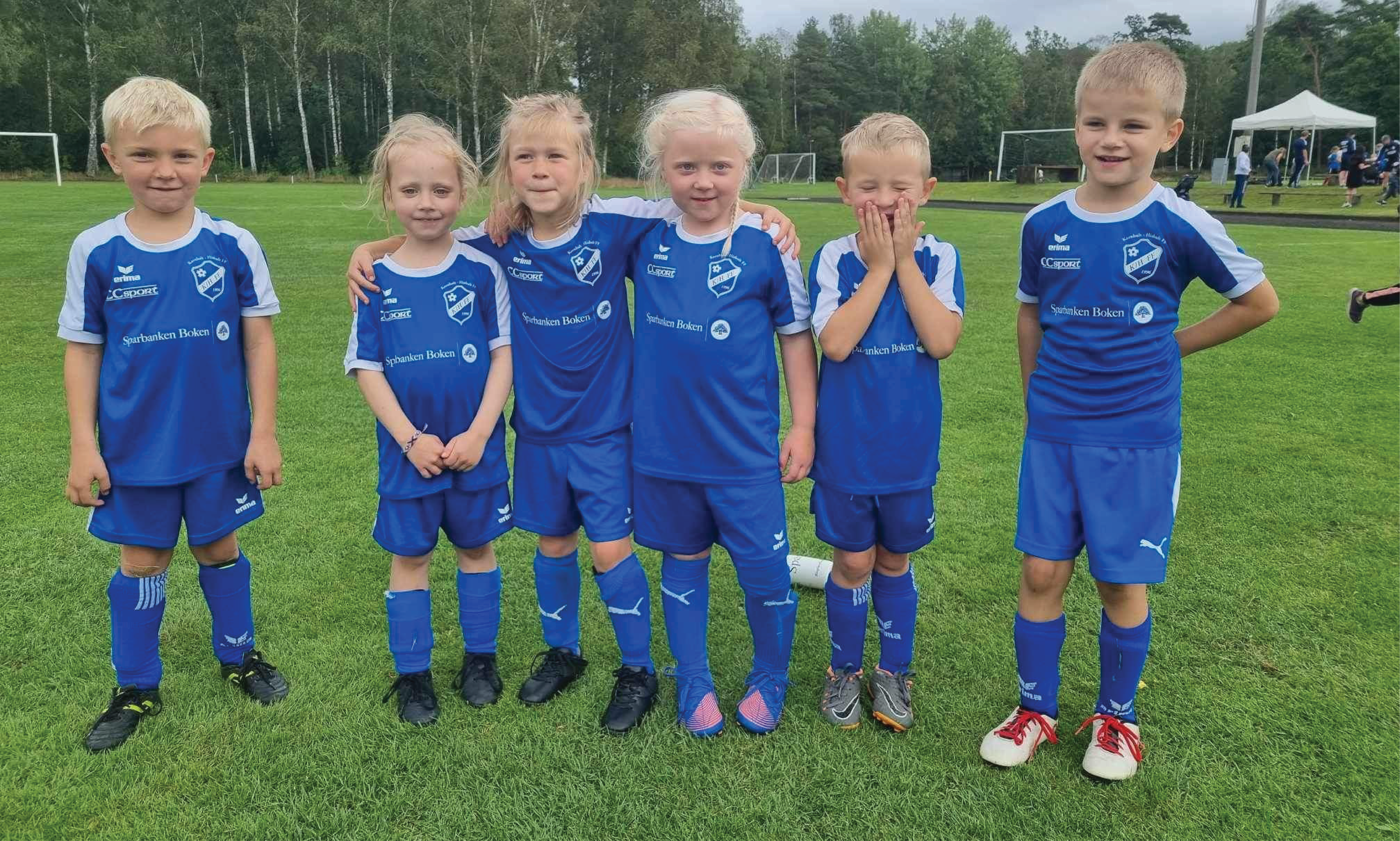 Barnlag i blå tröjor i laguppställning