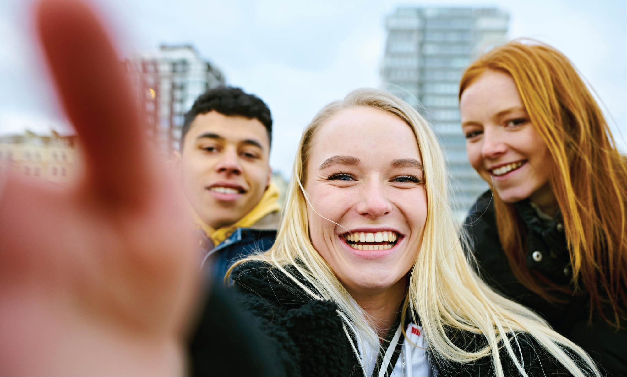 Tre glada tonåringar tar en selfie